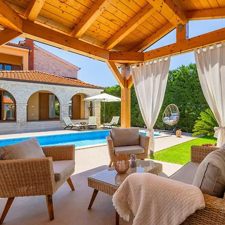 Aurora Tatil Evi Pula